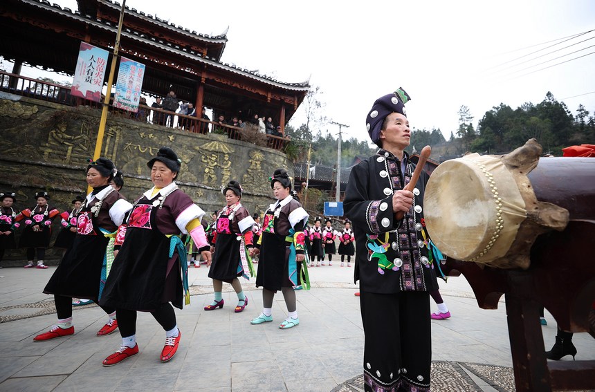 2月24日，貴州省黔東南苗族侗族自治州丹寨縣興仁鎮王家村，身著盛裝的苗族村民在跳鼓場上跳木鼓舞。