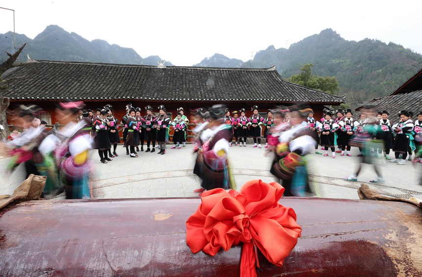 2月24日，贵州省黔东南苗族侗族自治州丹寨县兴仁镇王家村，身着盛装的苗族村民在跳鼓场上跳木鼓舞。
