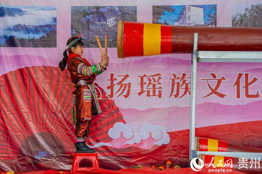 一名学生正在舞台上练习瑶族长鼓舞。人民网 阳茜摄