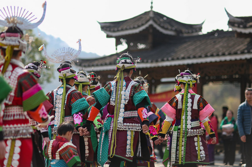 2月26日，身着节日盛装的苗族姑娘们在跳木鼓舞。