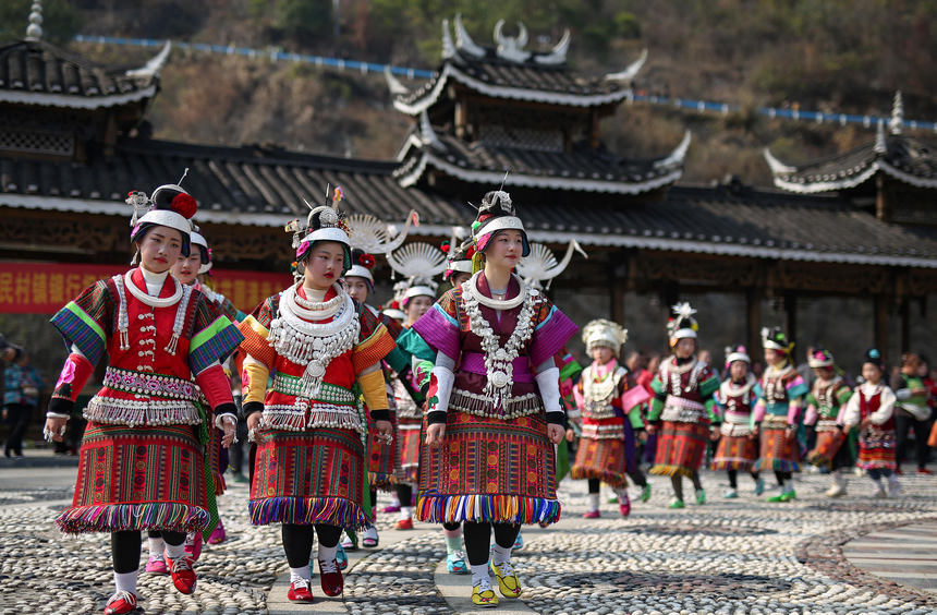 2月26日，身着节日盛装的苗族姑娘们在跳木鼓舞。