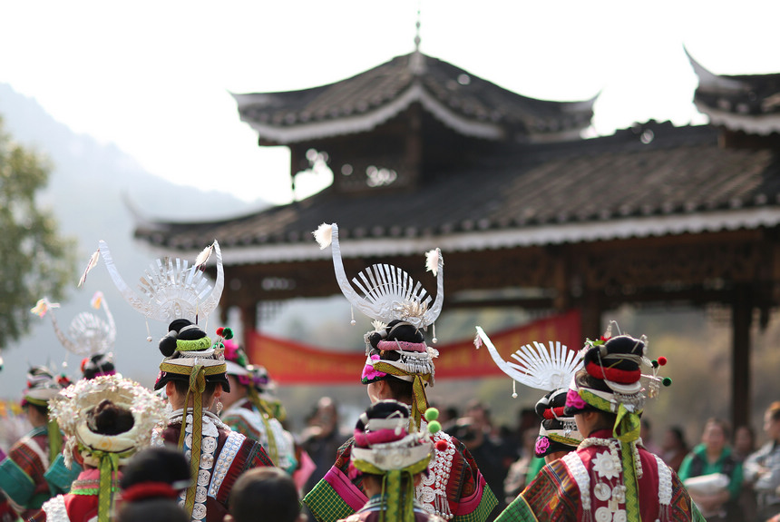2月26日,身着节日盛装的苗族姑娘在跳鼓场上参加翻鼓节活动。