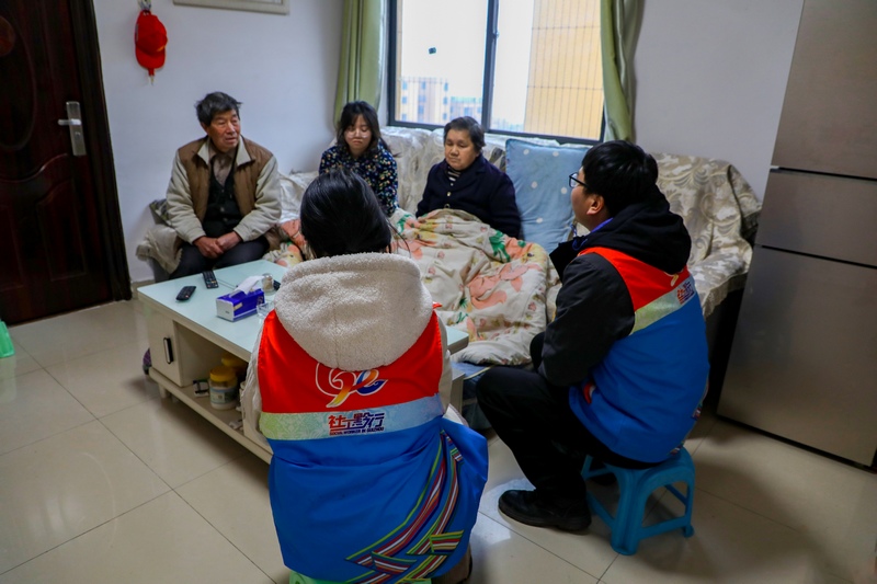 社工站工作人員到張烈興家進行志願服務隨訪。