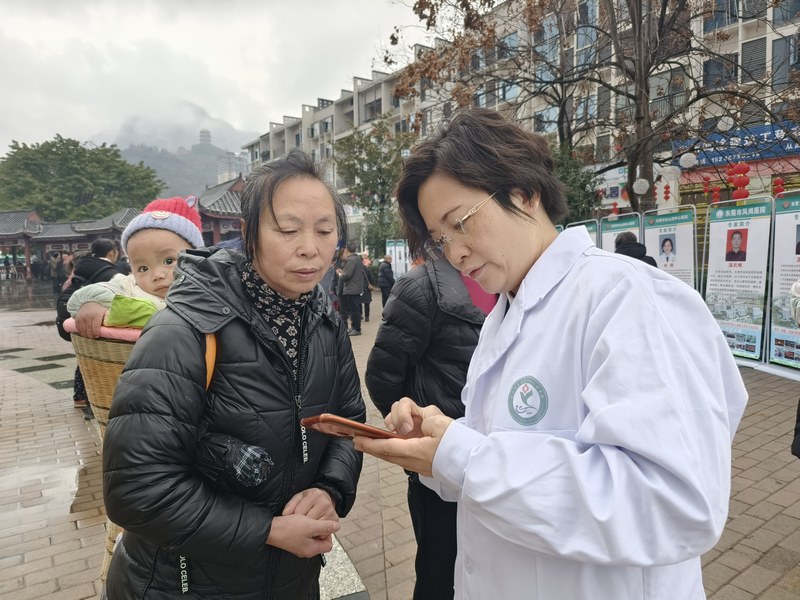 专家解答就诊群众提出的疑难问题。 田霞飞 摄.jpg