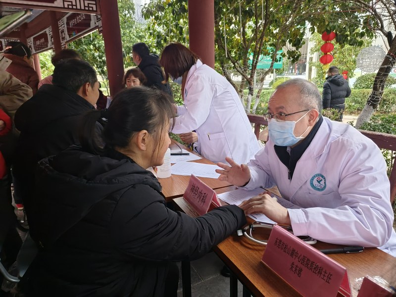 专家诊疗。 田霞飞 摄.jpg