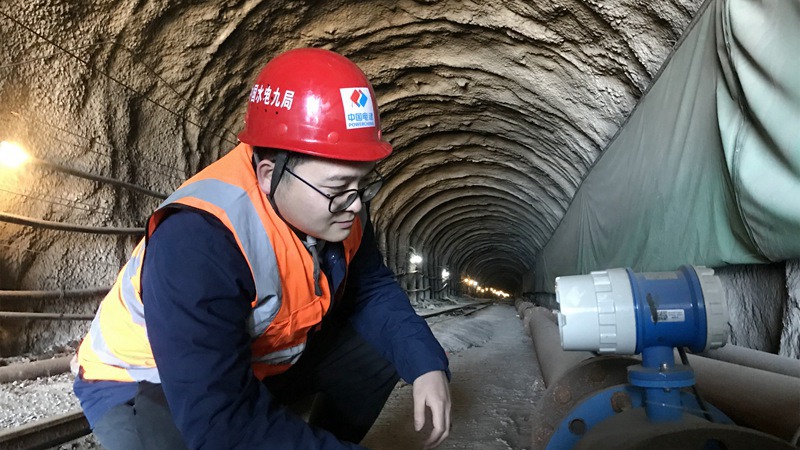 山西中部引黄工程17标总工程师李晓佳在施工一线作检查
