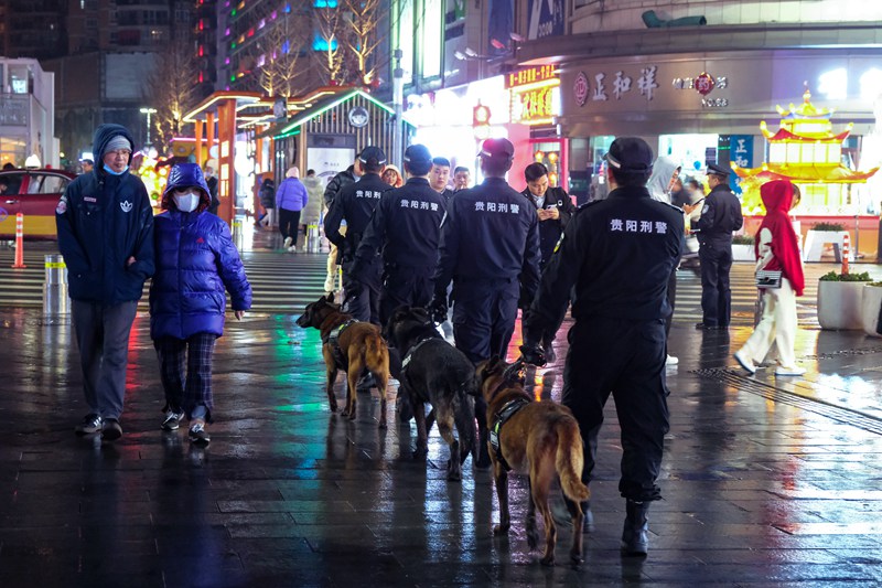 1、帶犬徒步巡邏。