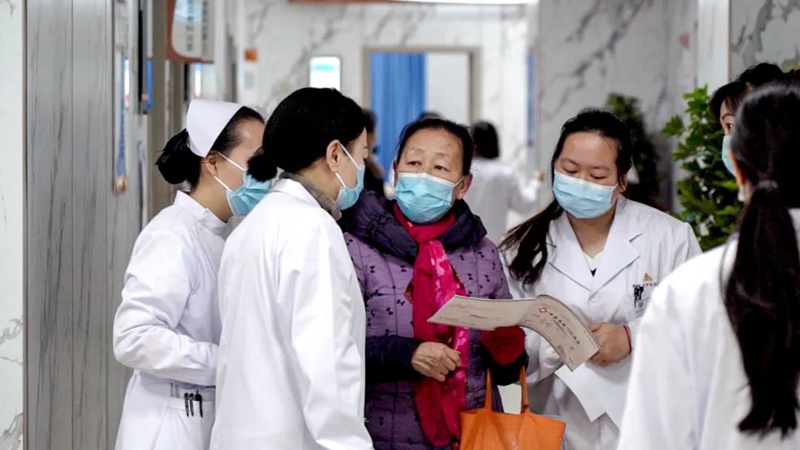 图片医务人员引导患者就医3