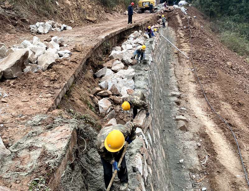 近日，同民镇胜利村“以工代赈”项目施工现场，工人忙而有序。 谢永恒 摄