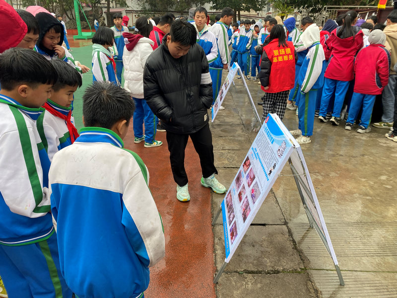民警向学生展示禁毒仿真品。