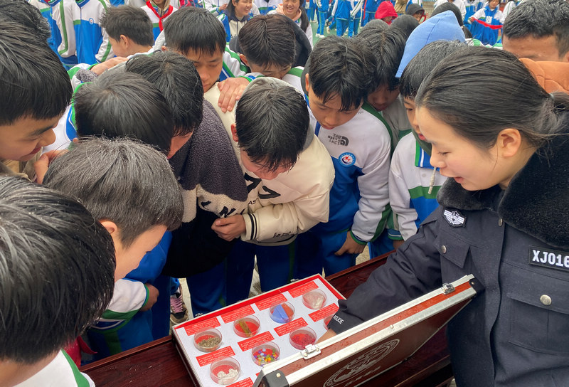 民警向学生展示禁毒仿真品。