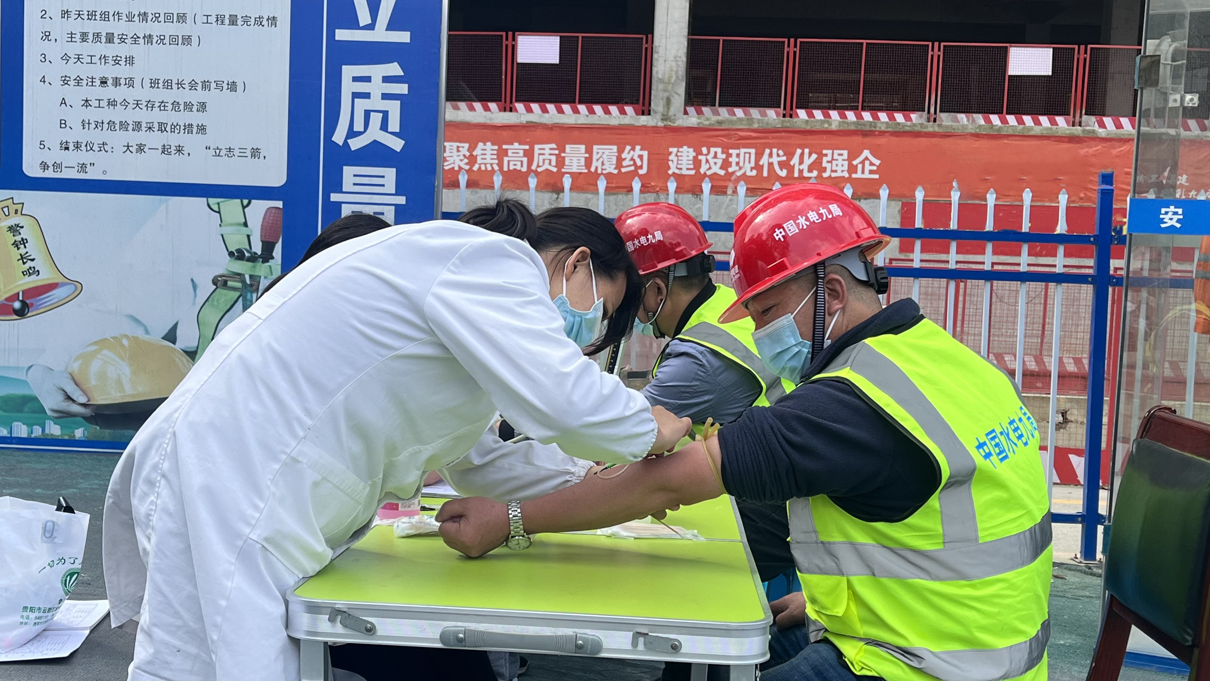 水电九局基层党支部开展健康义诊暖心活动现场。许雪露 摄影