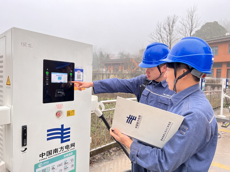 南方电网兴仁供电局对乡镇投建充电桩进行电容数据监测。