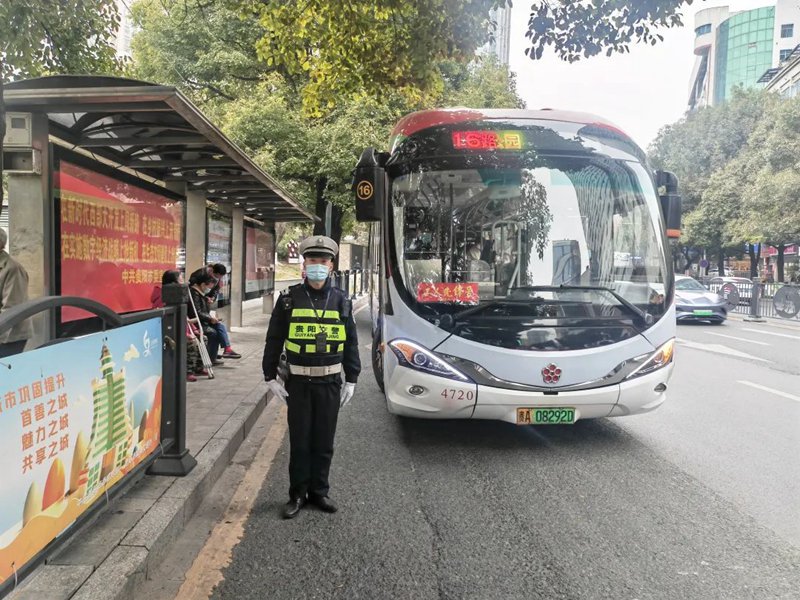 圖片移動后的公交站台