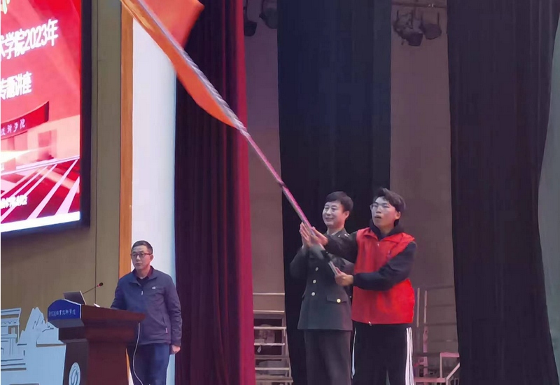吴锡有为贵州交职院学雷锋志愿服务队授旗。