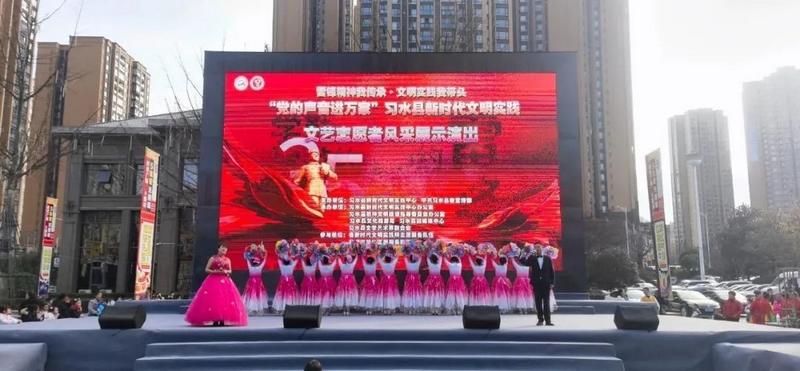 5、习水县文艺志愿者何洪英、刘汉中演唱《领航》。