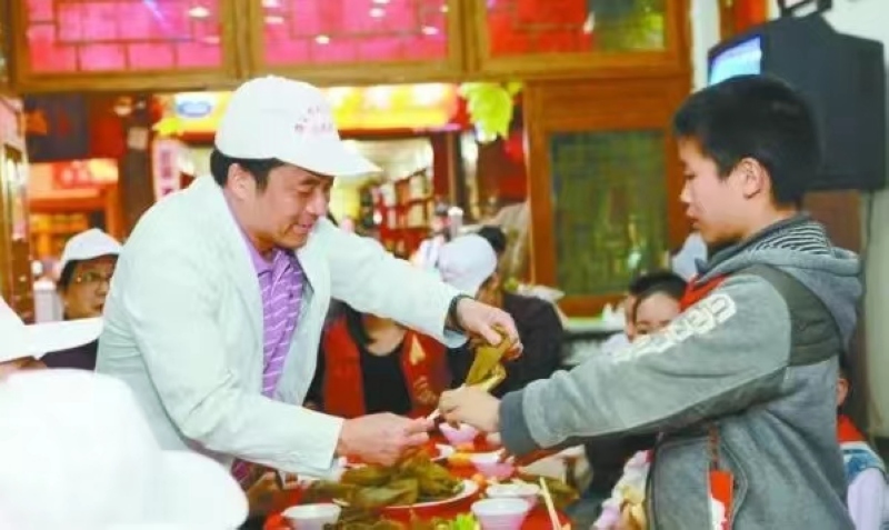 2011年端午节期间，还是留守儿童的李廷旺第一次作为被关爱对象被遵义市红花岗区红军街微笑小屋志愿者赠送粽子。