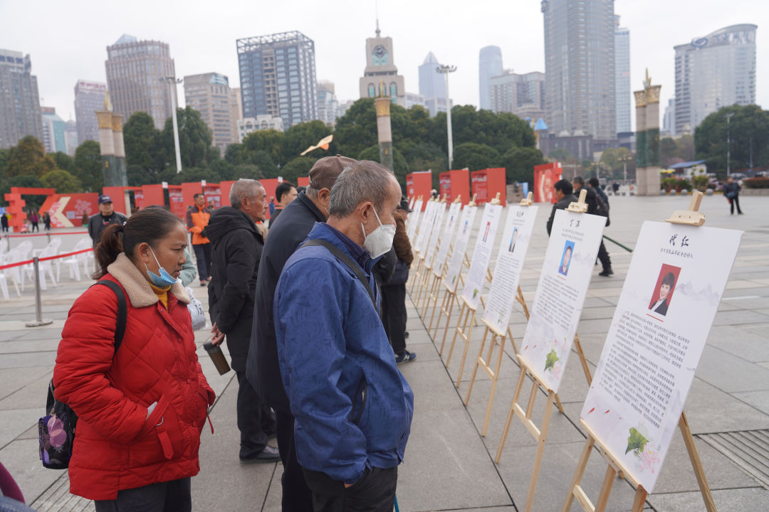 市民正在看模范榜样事迹。