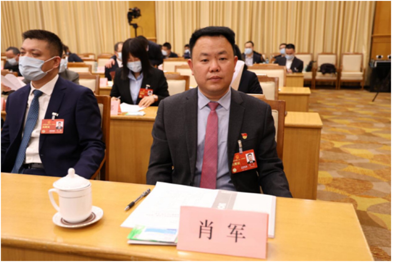 全国人大代表、贵州纳雍县陶营村党总支书记肖军参加2023年全国两会。受访者供图