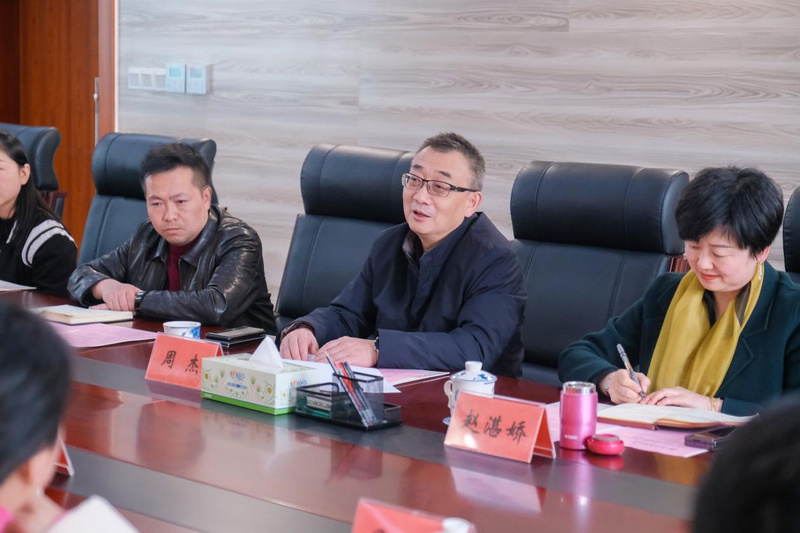 校党委委员、副校长周杰交流发言。