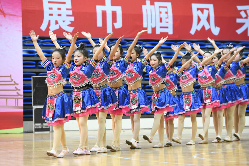 “三八”国际妇女节民族舞蹈大赛比赛现场。杨仁海摄