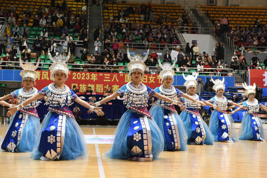 “三八”国际妇女节民族舞蹈大赛比赛现场。杨仁海摄