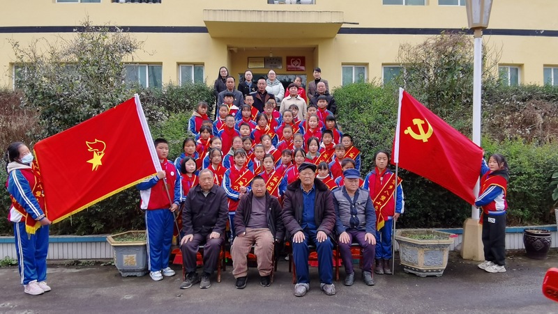 3月3日，贵州省大方县八堡乡八堡小学志愿者们在敬老院和老人们合影留念。（漆举才 摄）.jpg