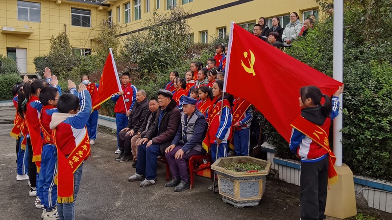 3月3日，贵州省大方县八堡乡八堡小学志愿者们在敬老院向老人们敬礼。（漆举才 摄）.jpg