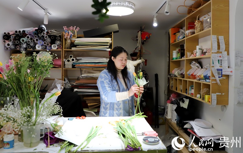 “三八”婦女節當天，在貴陽市南明區某花店內一婦女正忙著制作花束。人民網 顧蘭雲攝