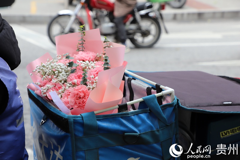 “三八”婦女節當天，在貴陽市南明區拍攝的配送中的鮮花。人民網 顧蘭雲攝