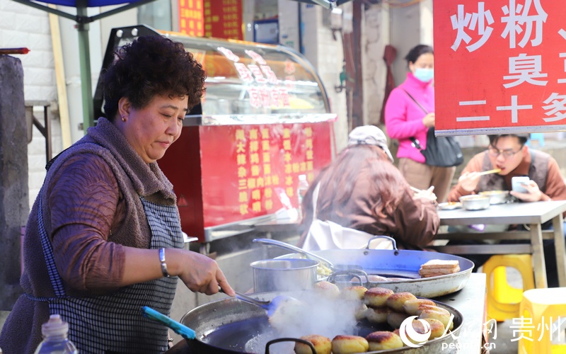 “三八”婦女節當天，在貴陽市南明區一婦女正忙著制作貴陽小吃洋芋粑。人民網 顧蘭雲攝