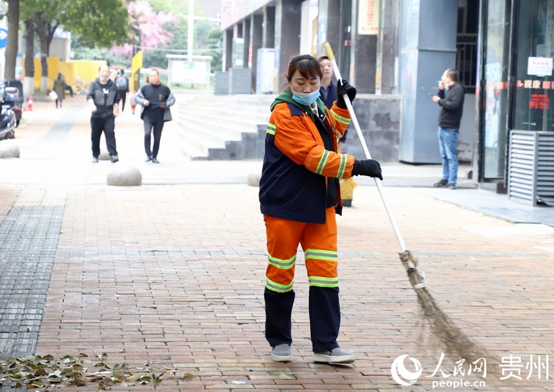 “三八”婦女節當天，在貴陽市南明區一婦女正在清掃街道。人民網 顧蘭雲攝