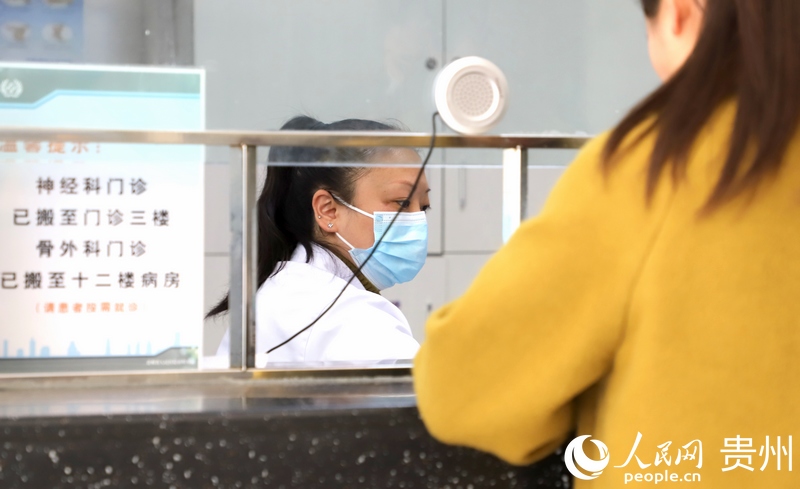 “三八”婦女節當天，在貴陽市南明區一婦女正在為病人挂號。人民網 顧蘭雲攝
