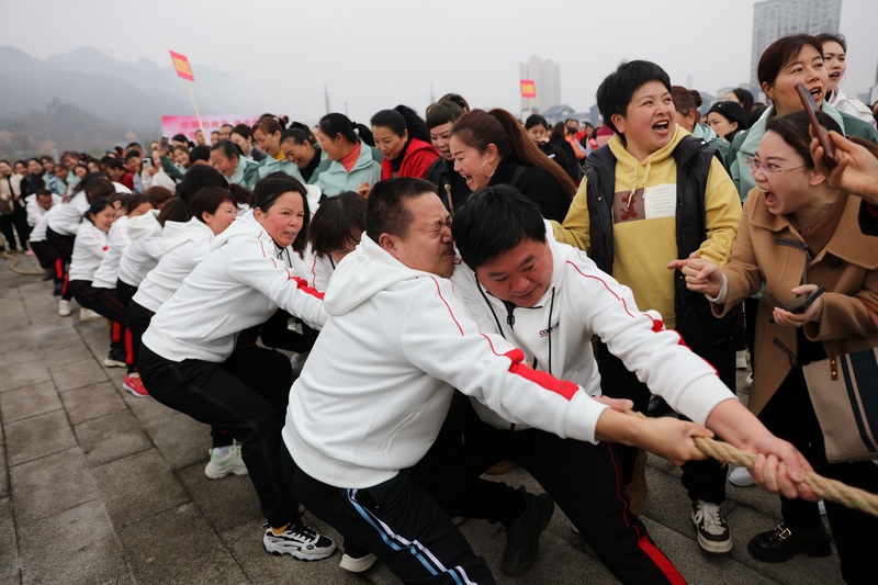 2023年3月7日，贵州省黔东南苗族侗族自治州施秉县干部职工在参加迎“三八”拔河比赛。