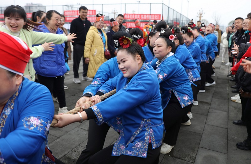 2023年3月7日，贵州省黔东南苗族侗族自治州施秉县苗族妇女在参加迎“三八”拔河比赛。