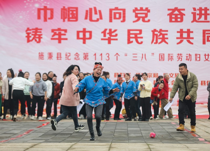 2023年3月7日，贵州省黔东南苗族侗族自治州施秉县苗族妇女在参加迎“三八”顶沙包趣味活动。
