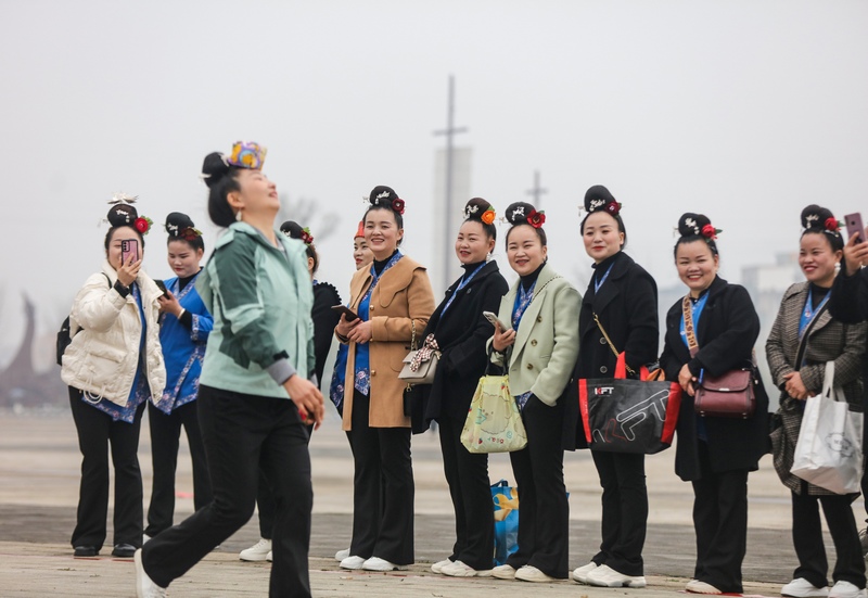 2023年3月7日，贵州省黔东南苗族侗族自治州施秉县苗族妇女在参加迎“三八”顶沙包趣味活动。
