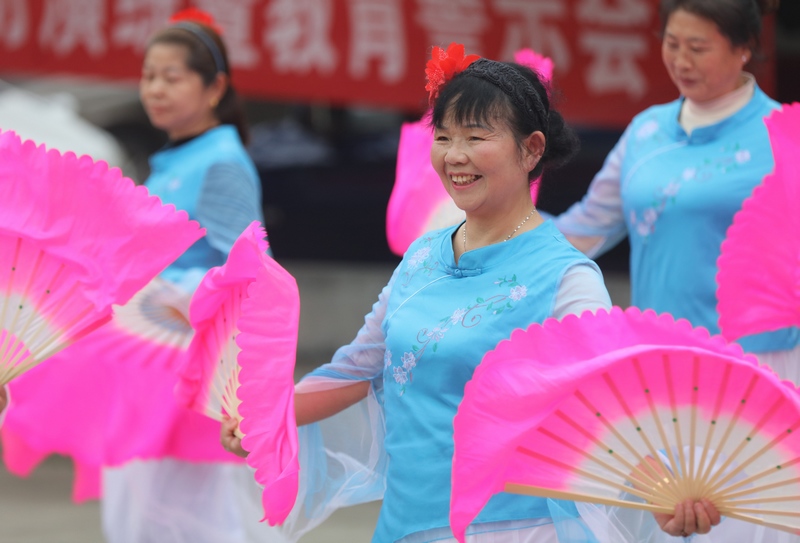 2023年3月7日，贵州省黔东南苗族侗族自治州施秉县群众在参加迎”三八“舞蹈活动。