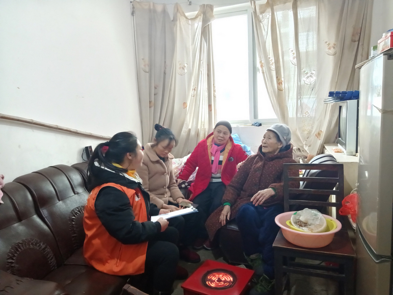朝阳社区综合治理服务队员上门为老人服务。