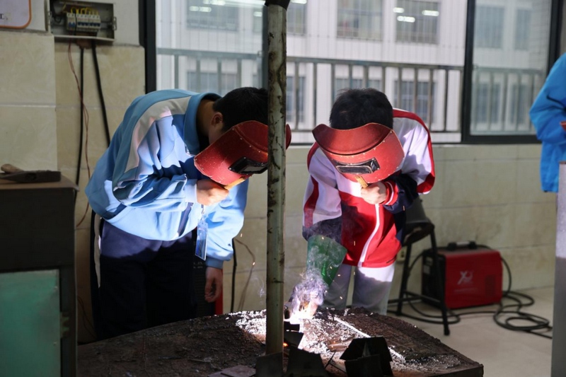 3焊工操作项目：学生体验对接钢板的平焊操作。.jpg