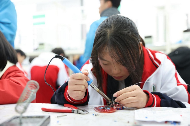 4单片机爱心流水灯套件项目：学生体验制作爱心流水灯成品..jpg