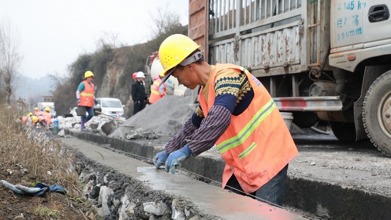 3月8日，G321东关至火马公路路面改造工程贵州省大方县东关段边沟施工现场。（周训贵 摄）.JPG