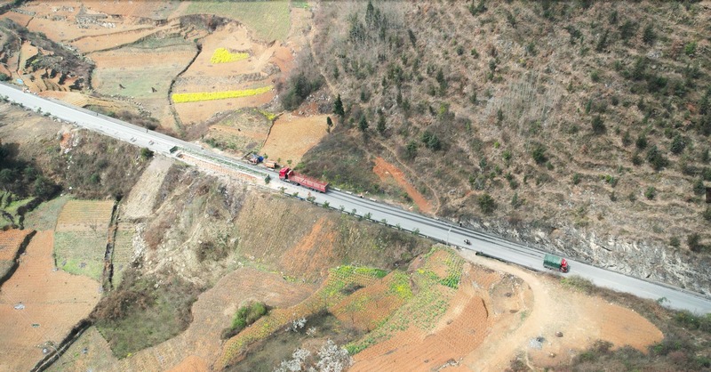 3月8日，G321东关至火马公路路面改造工程贵州省大方县核桃段施工现场航拍。（周训贵 摄）.jpg