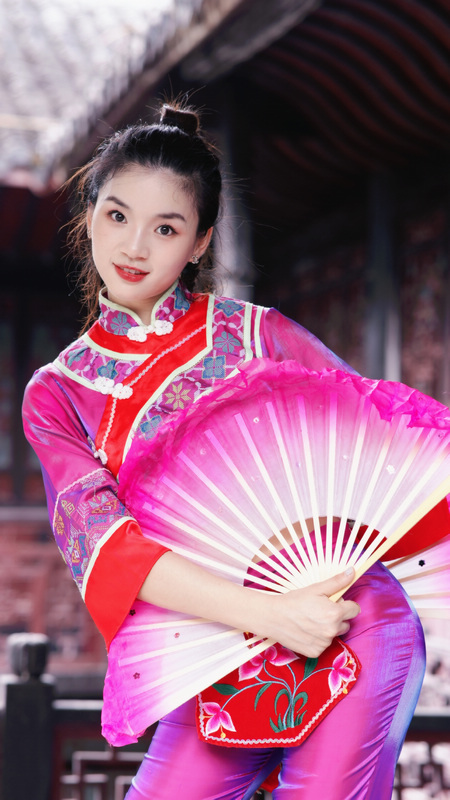 “花灯姑娘”。