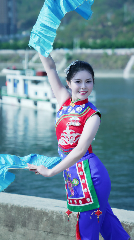 “花灯姑娘”。