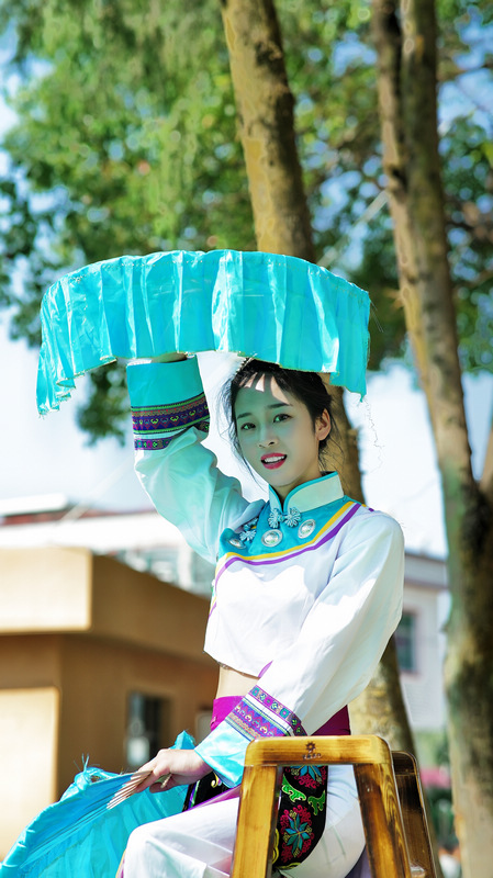“花灯姑娘”。