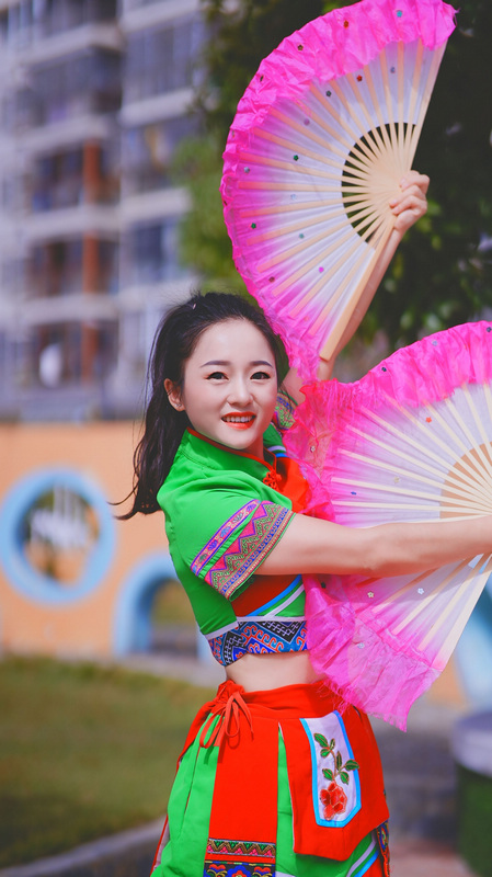 “花灯姑娘”。