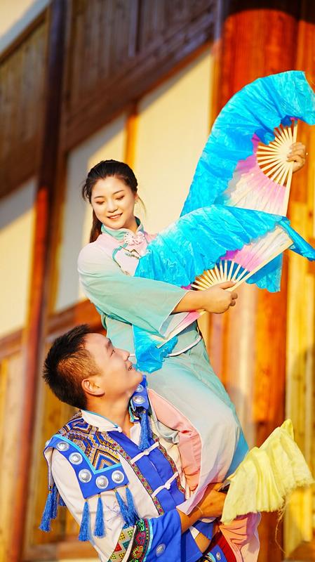 “花灯姑娘”。