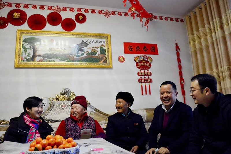 付庆梅（左一）走访慰问群众。受访者供图
