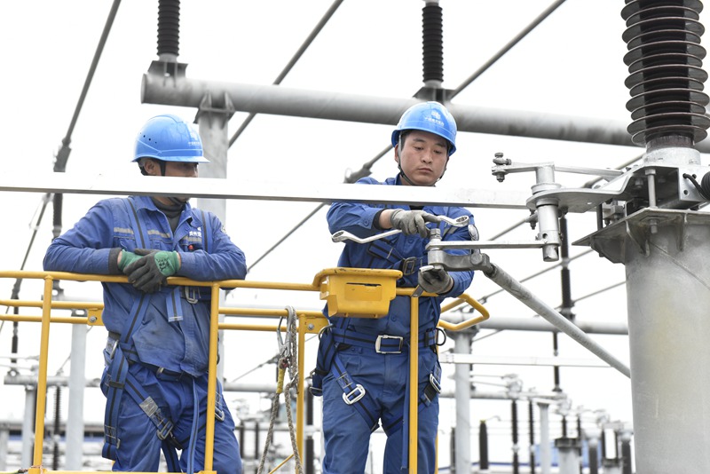 工人正在进行电气设备安装——陈炎摄